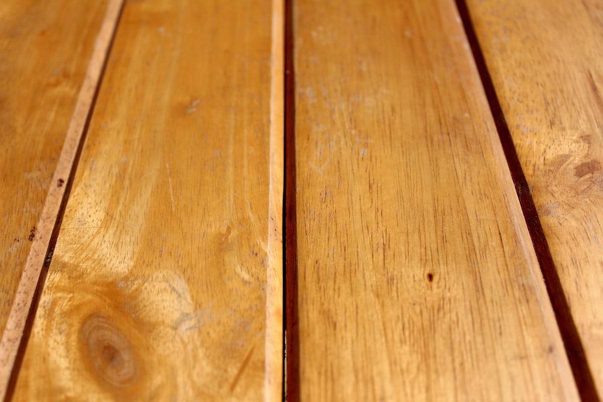 Veta y textura de madera de Teca — especie tropical de alta durabilidad