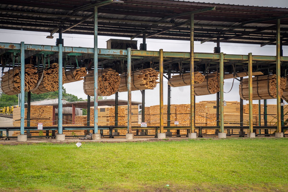 Tablas de madera apiladas en serrería industrial