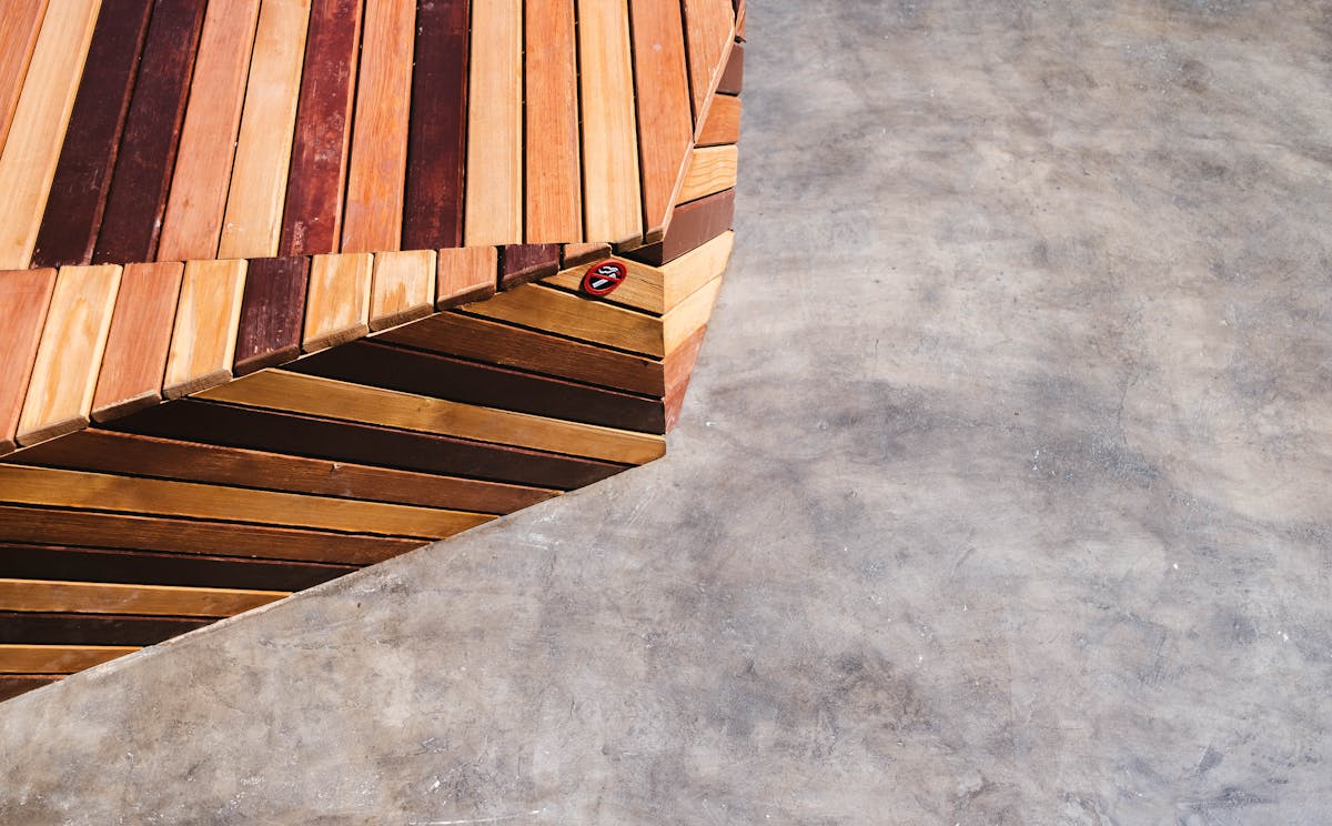Deck de madera exterior — superficie tratada con aceite en terraza