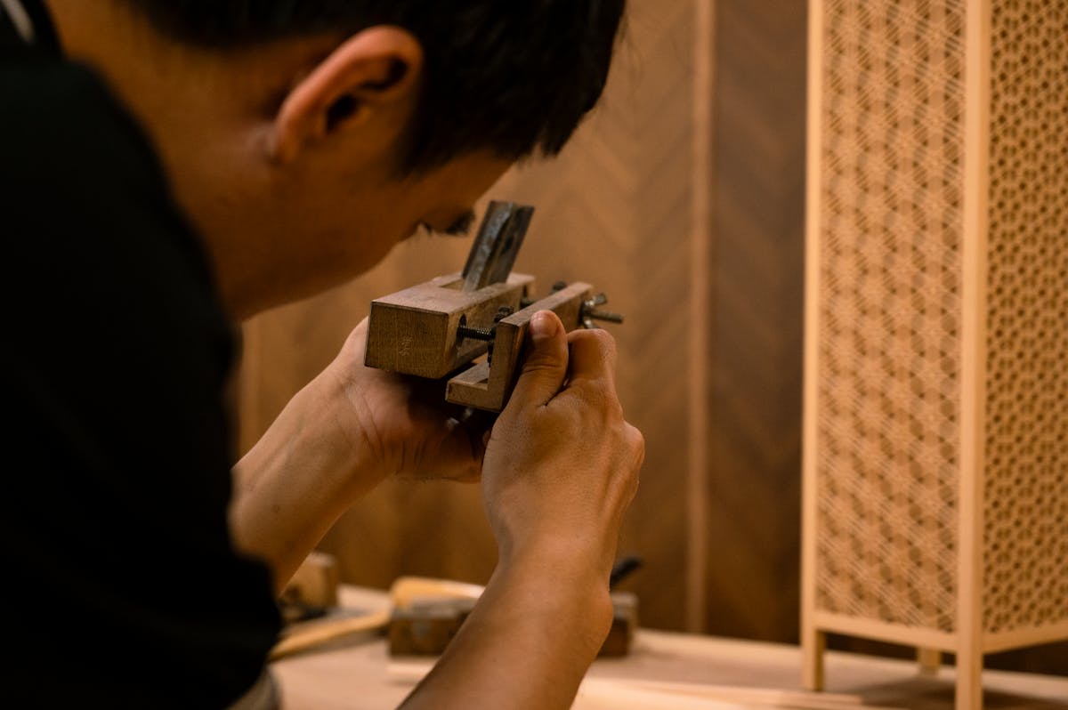 Artesano practicando técnica tradicional de ensamblaje de madera sin clavos ni cola