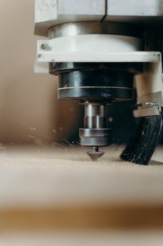 Máquina CNC cortando madera con precisión — tecnología de fabricación digital