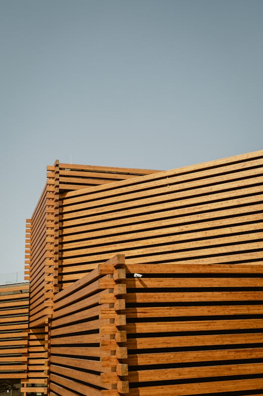Edificio moderno de arquitectura en madera — fachada de madera contemporánea