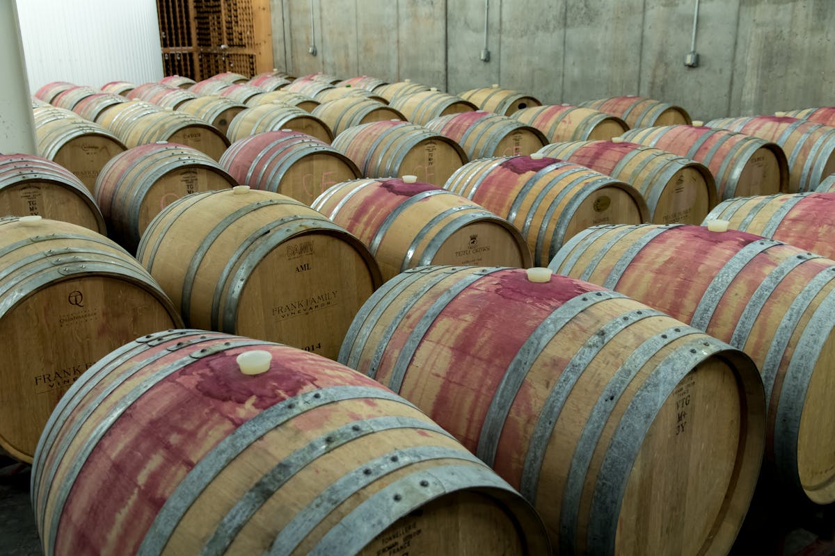 Barricas de roble envejeciendo vino en bodega — cooperería artesanal