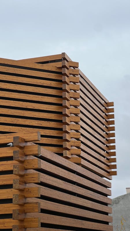 Fachada de edificio moderno revestida con madera — arquitectura contemporánea sostenible