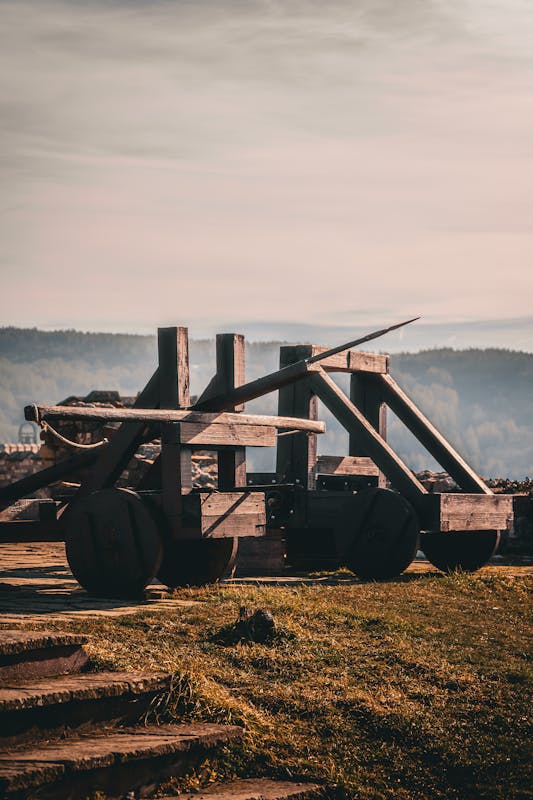 Catapulta medieval de madera en campo abierto