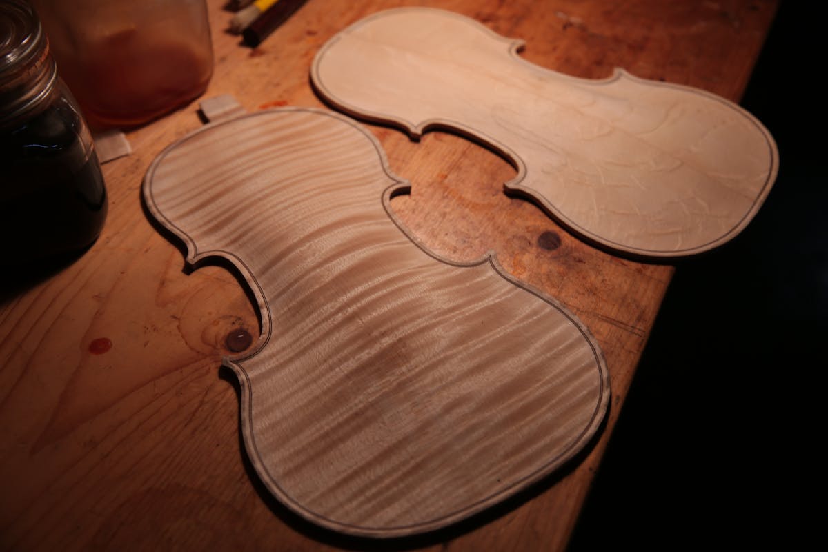 Piezas de violín de madera en taller de luthería