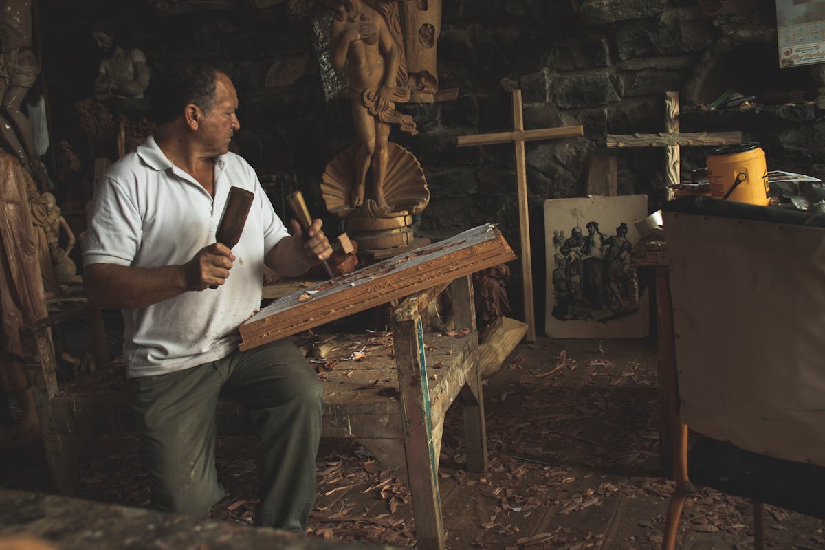 Maestro tallador de madera con esculturas