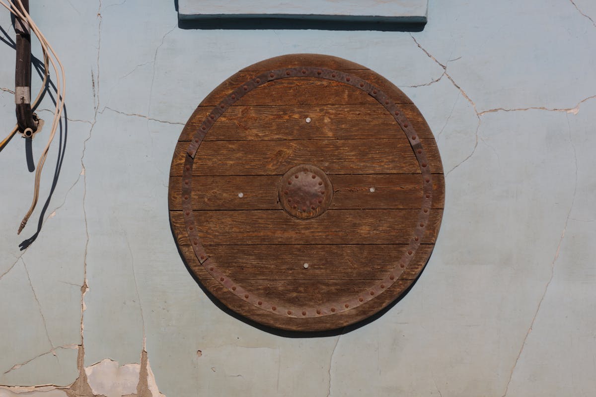 Escudo vikingo circular de madera con remaches