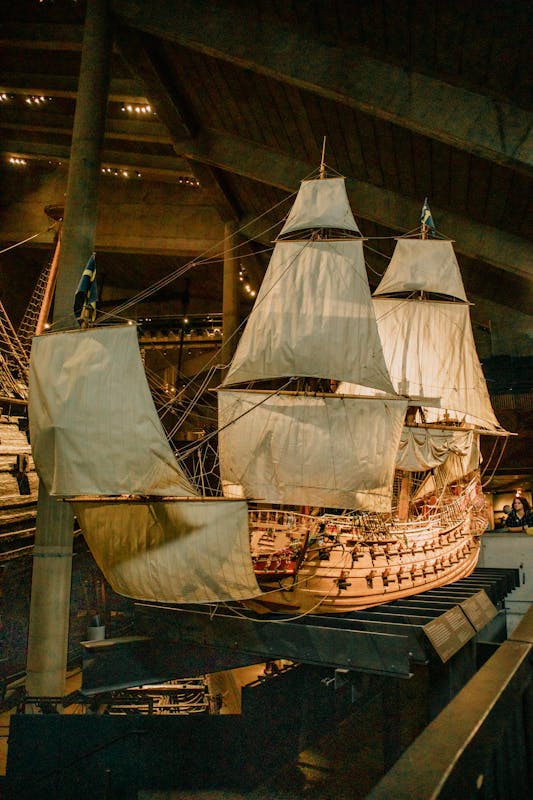 Barco de guerra histórico de madera en museo