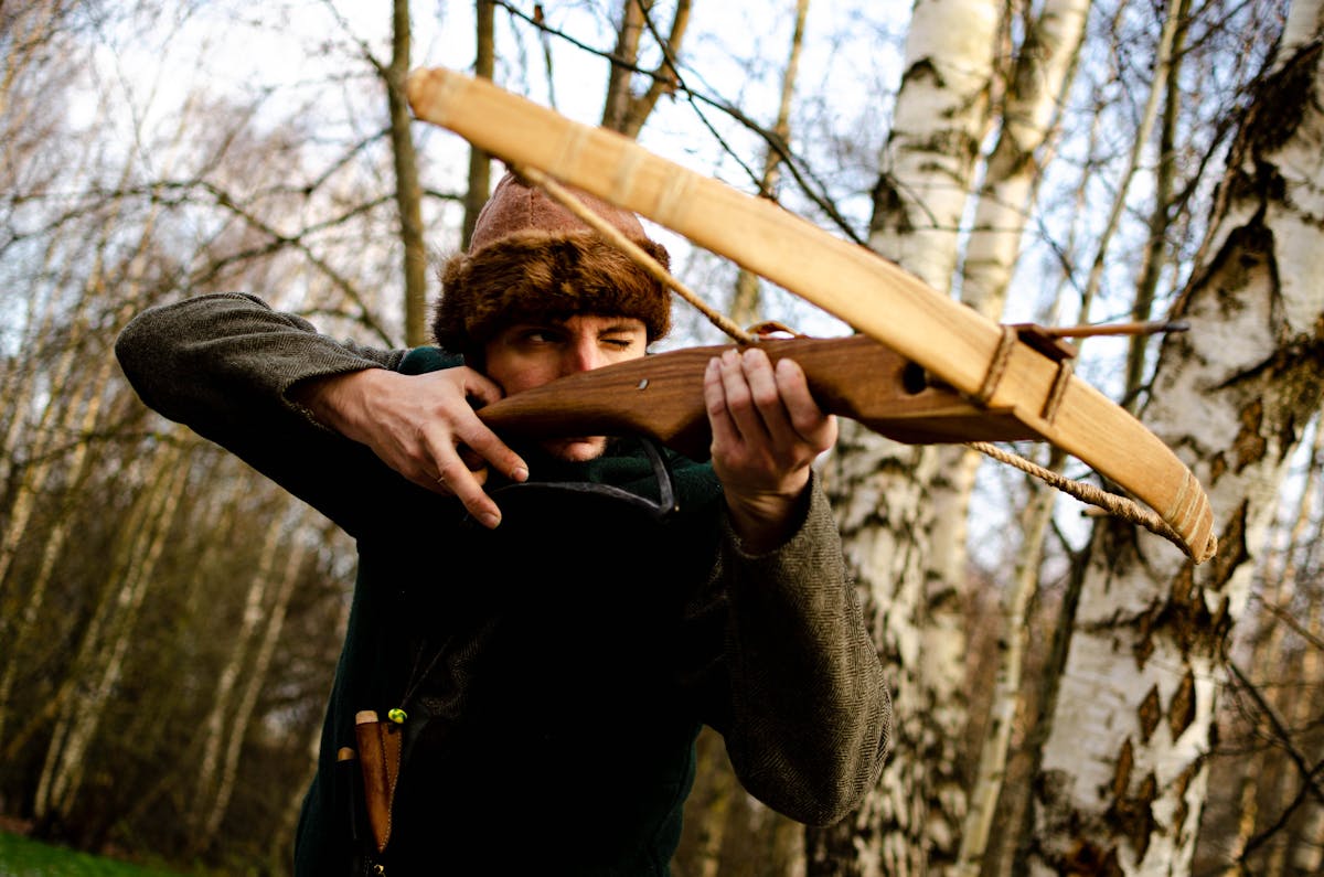 Ballesta de madera medieval en bosque
