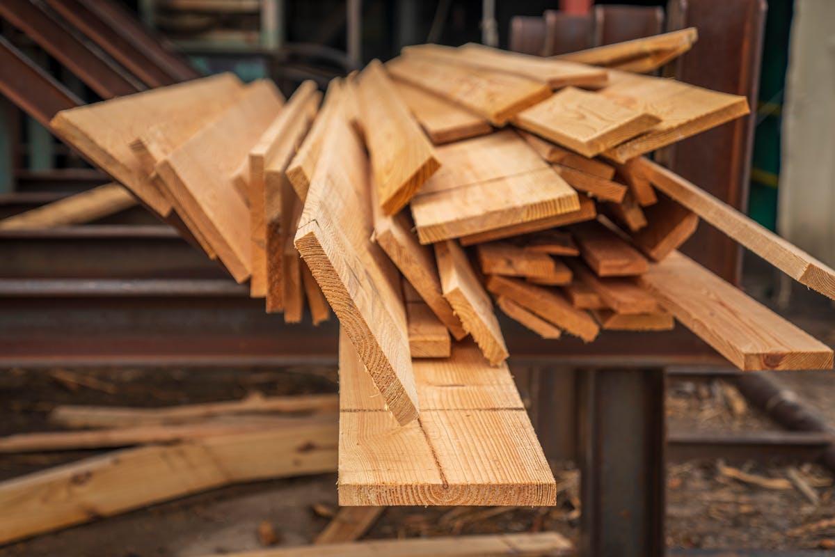 Tablones de madera dura tropical en taller