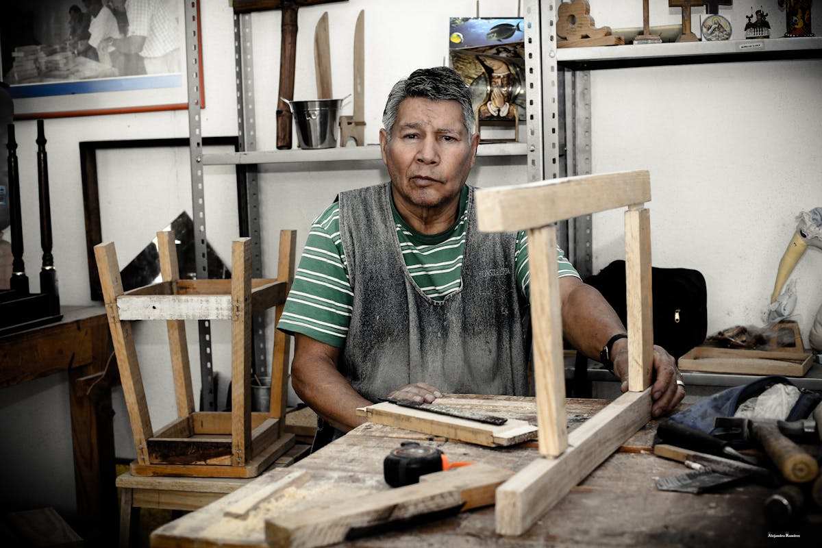 Carpintero latinoamericano fabricando muebles de madera tropical