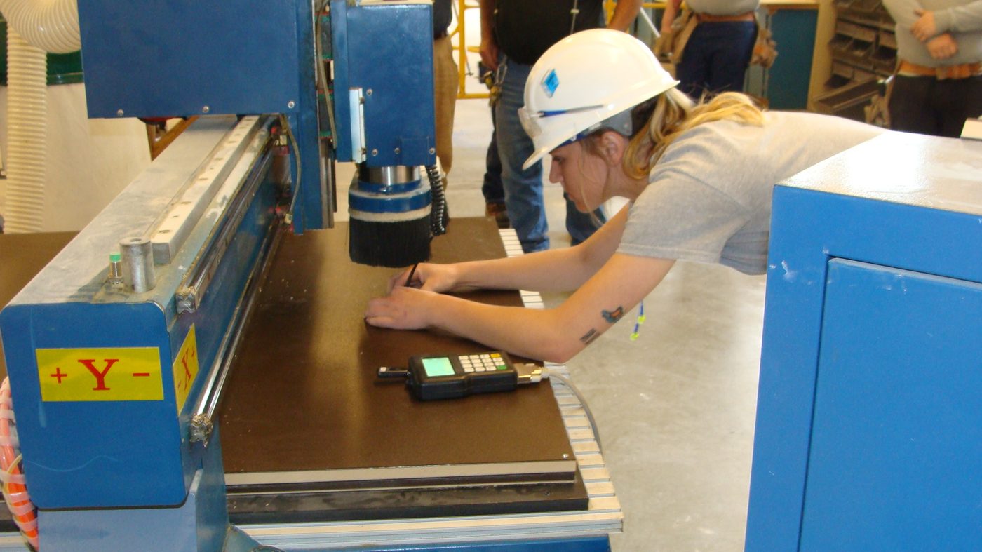 Router CNC tallando un letrero de madera