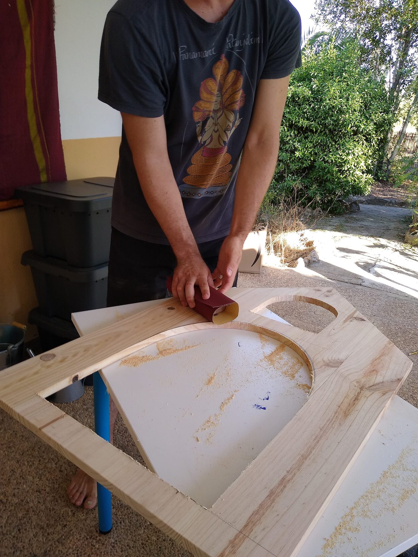 Lijando una pieza de madera a mano con taco de lija