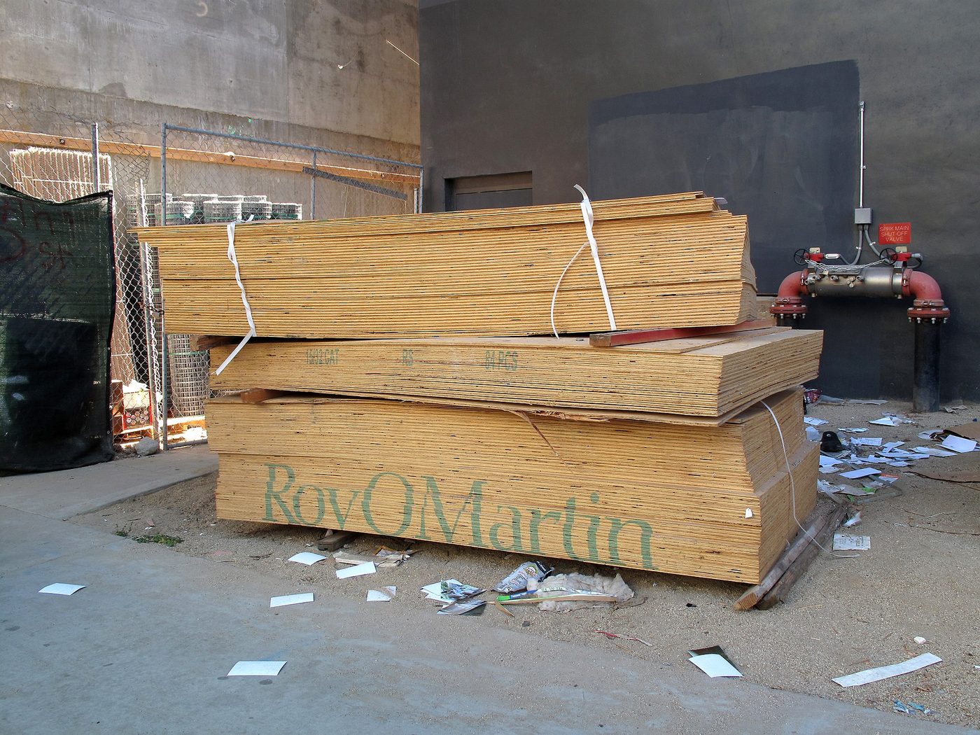 Paneles de plywood apilados en una construcción