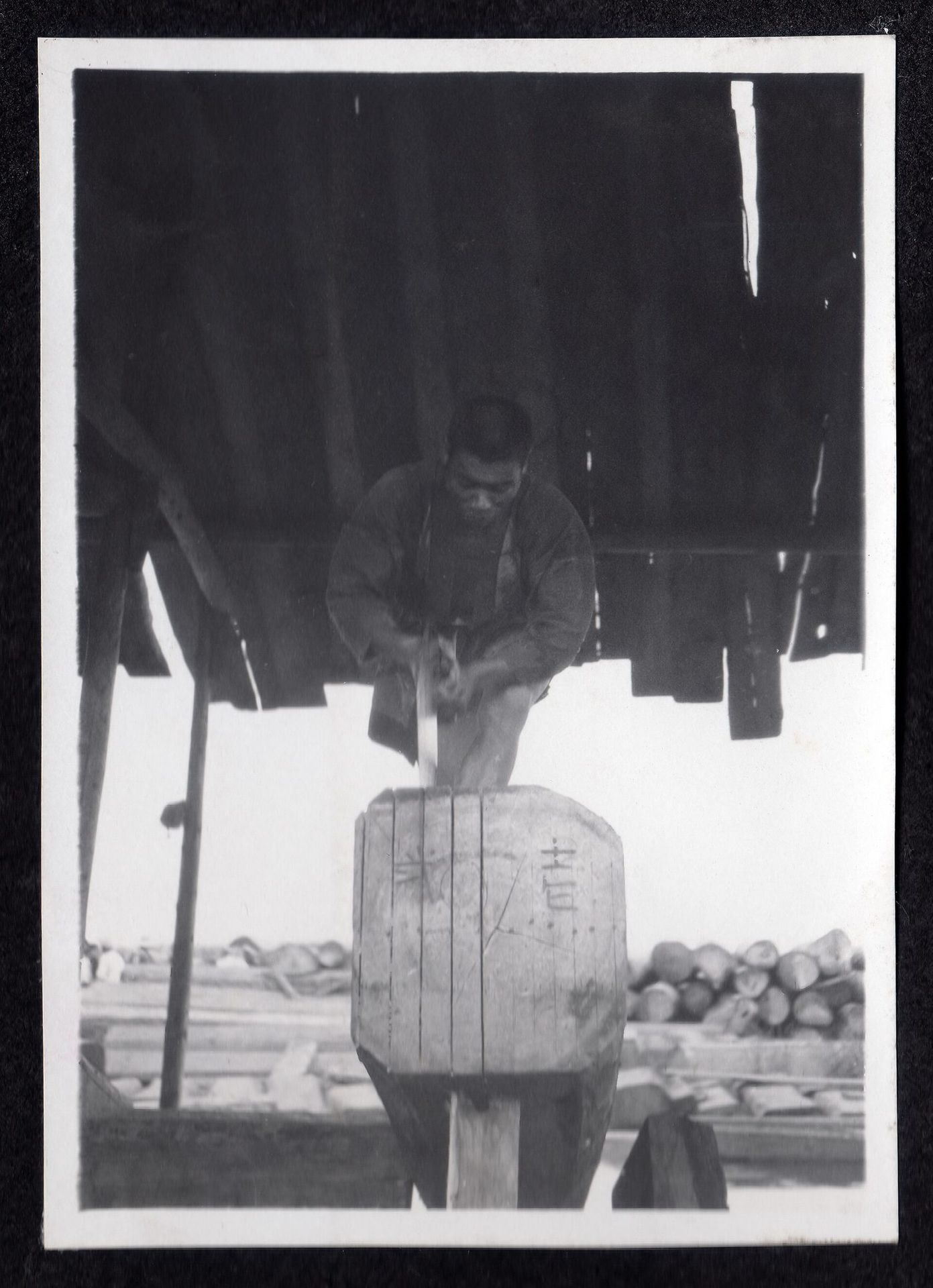 Carpintero japonés aserrando tablones a mano, fotografía de 1914