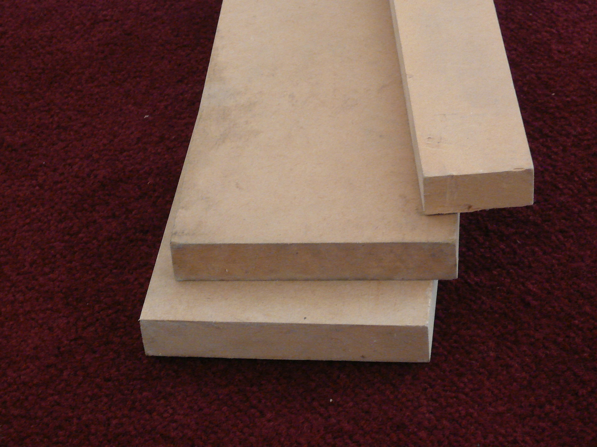 Muestra de MDF mostrando su superficie lisa y homogénea