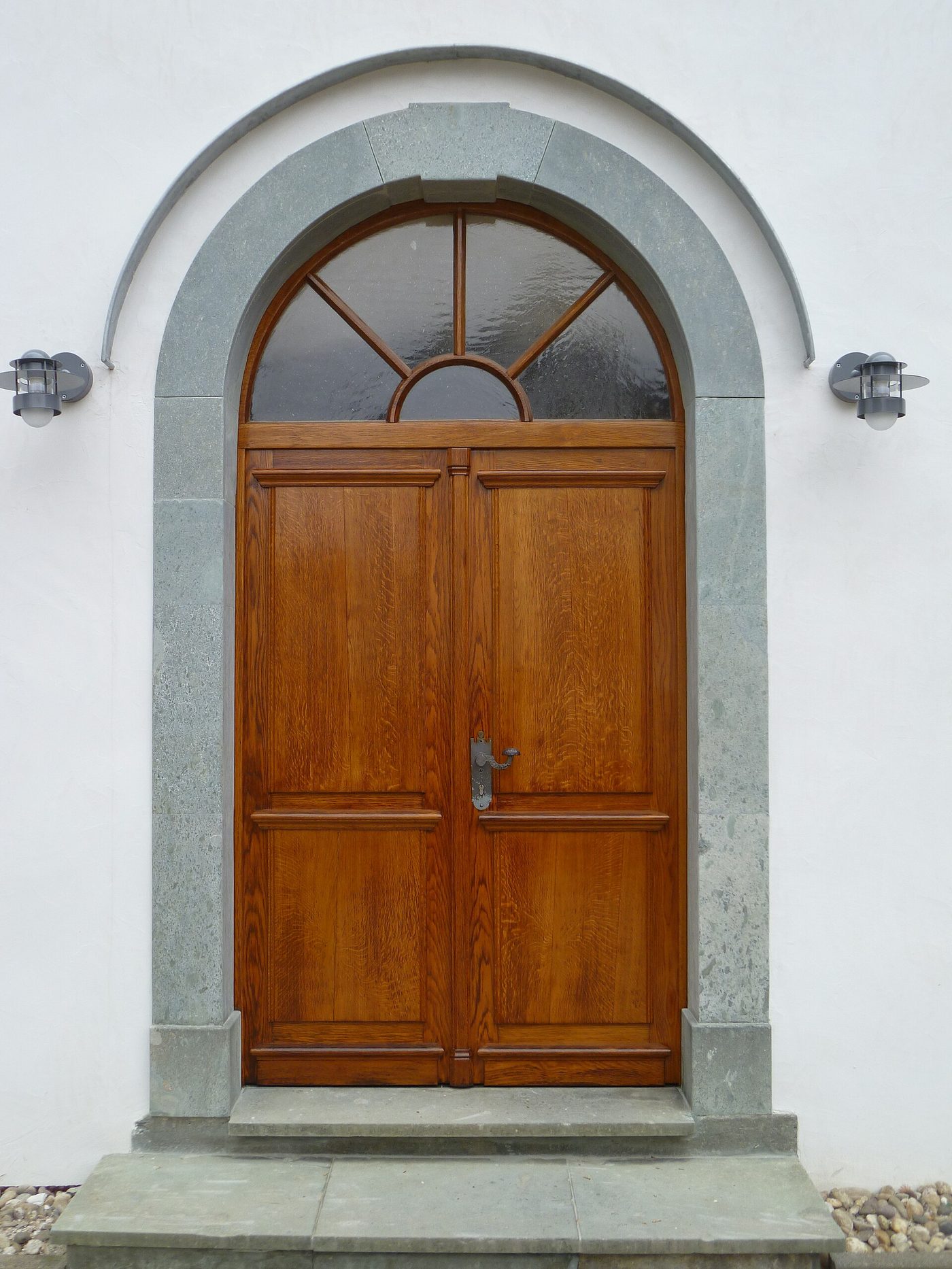 Puerta de madera tratada con barniz de linaza y aceite de tung