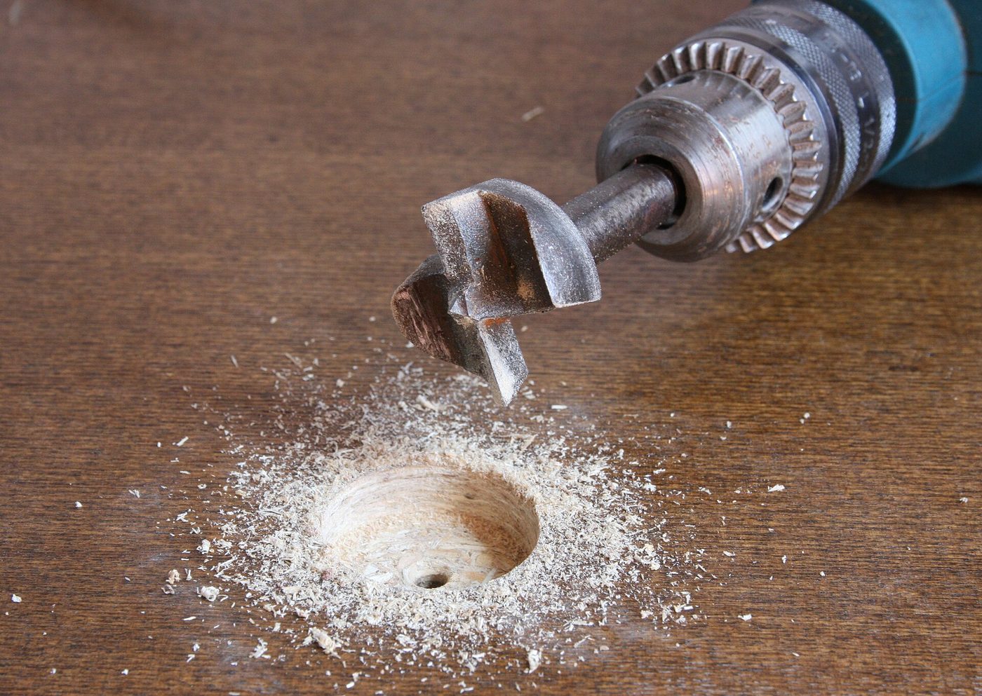 Broca Forstner perforando un agujero limpio de fondo plano en madera