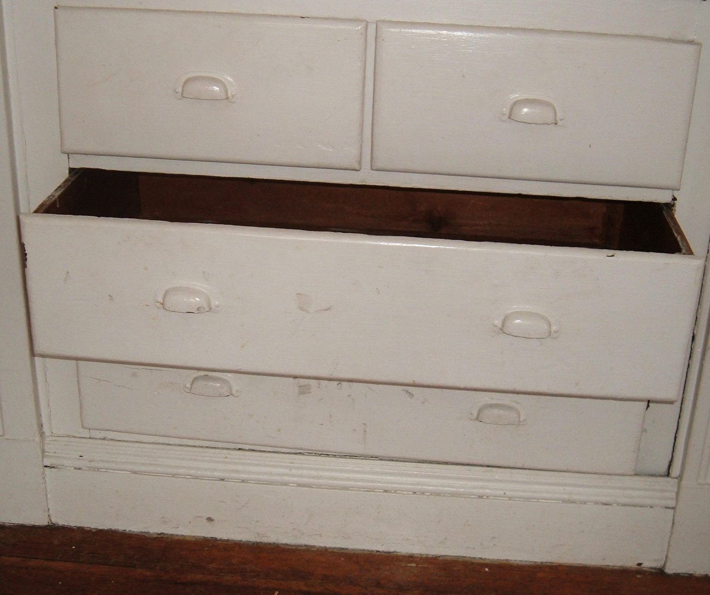 Cajón de madera montado sobre correderas de un mueble