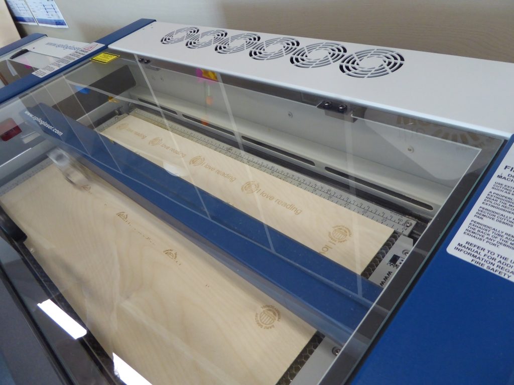 Máquina de grabado láser trabajando sobre madera