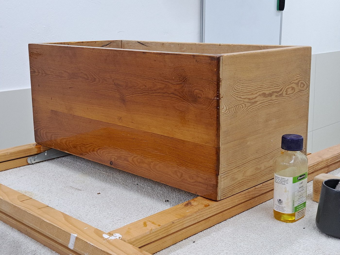 Aplicación de un acabado de aceite sobre madera
