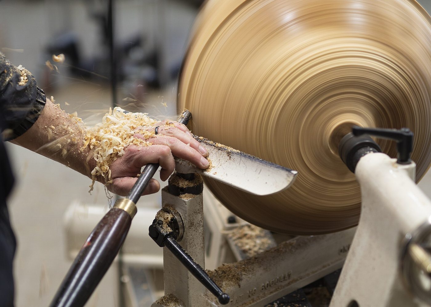 Torneando un cuenco de madera en el torno