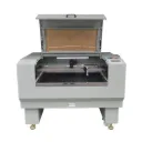Máquina Láser CO2 100W 9060 (900×600 mm) — Corte y Grabado, chiller CW-3000 y mesa de cuchillas