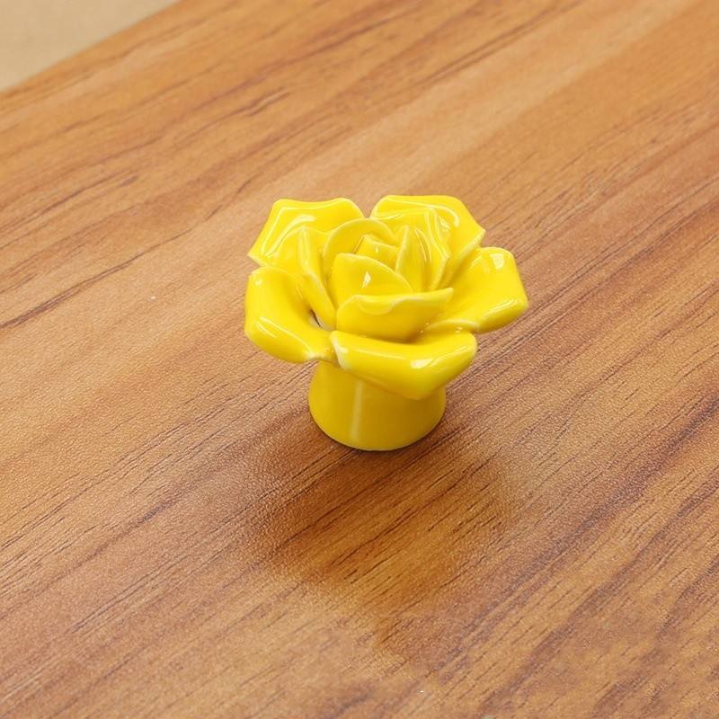 Pomo / tirador cerámico. 40 mm × 34 mm. Modelo: Rosa amarilla
